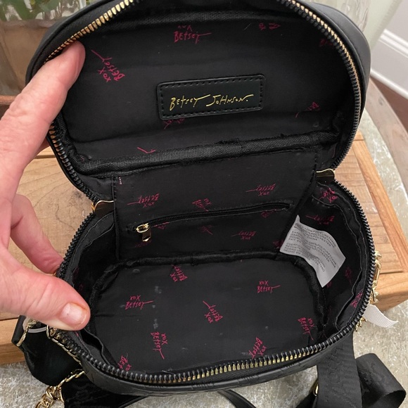 Betsey Johnson “ORGANIZE WITH ME” Removable Pouch Black XOBright
Crossbody bag - Picture 11 of 12
